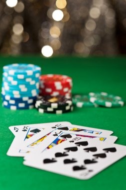 kargo toto roulette wheel with betting layout and multilingual dealer